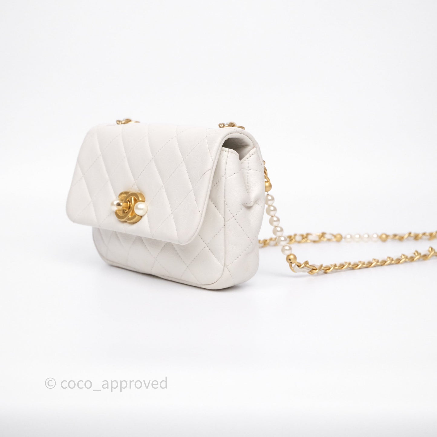 Chanel Quilted Pearl Flap Bag White Shiny Crumpled Calfskin Aged Gold Hardware 22C