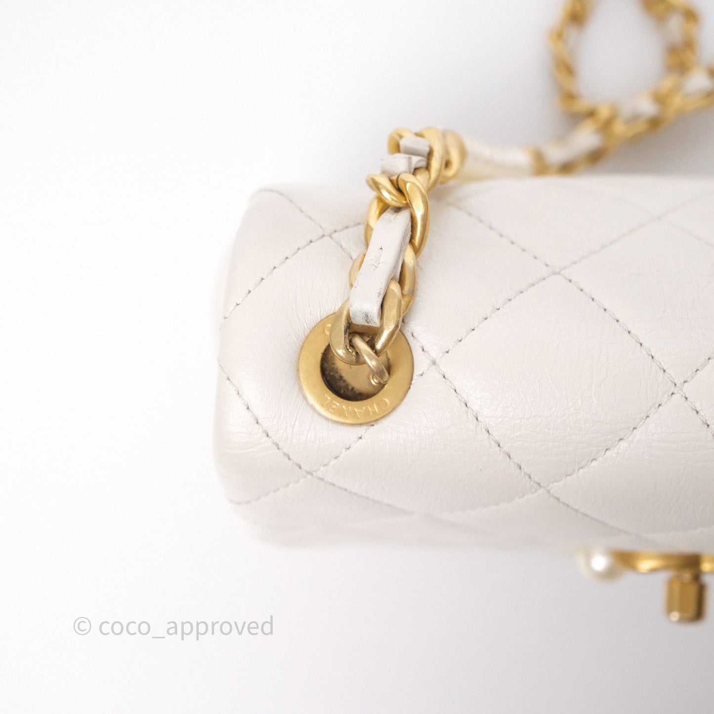 Chanel Quilted Pearl Flap Bag White Shiny Crumpled Calfskin Aged Gold Hardware 22C