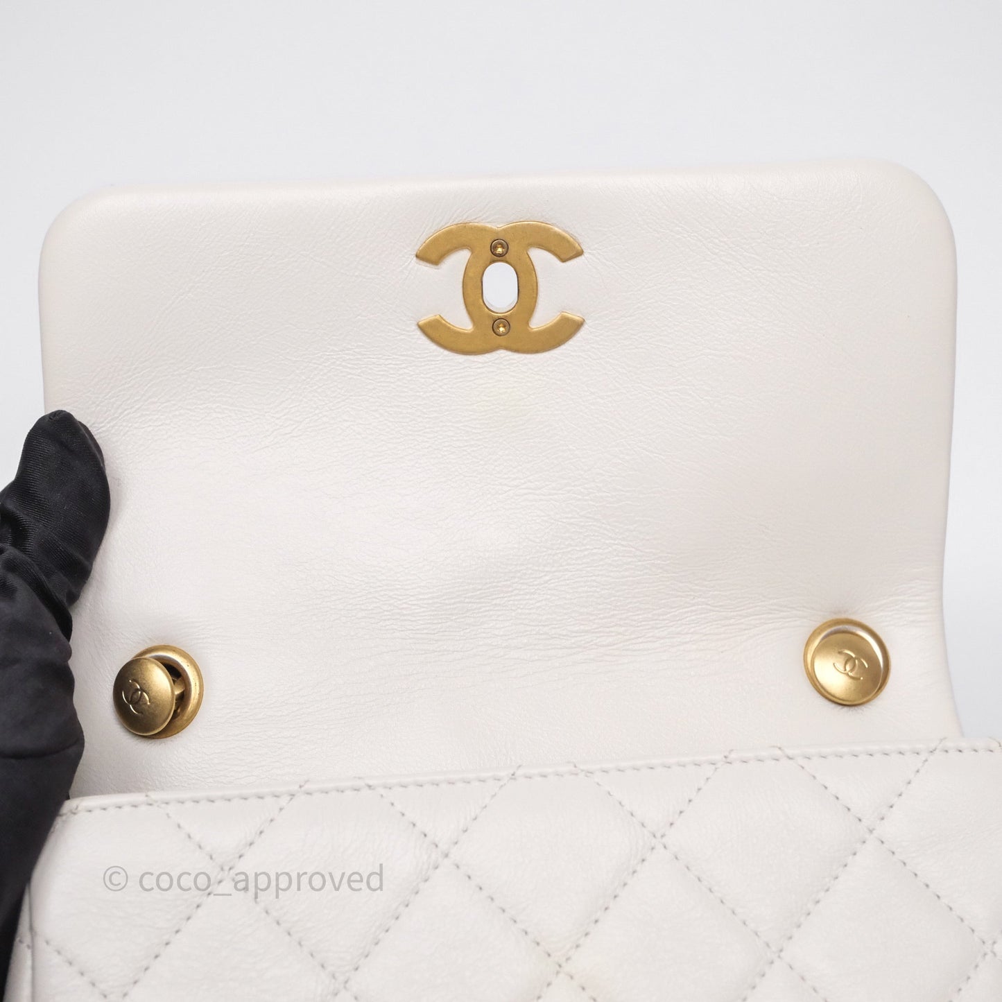 Chanel Quilted Pearl Flap Bag White Shiny Crumpled Calfskin Aged Gold Hardware 22C