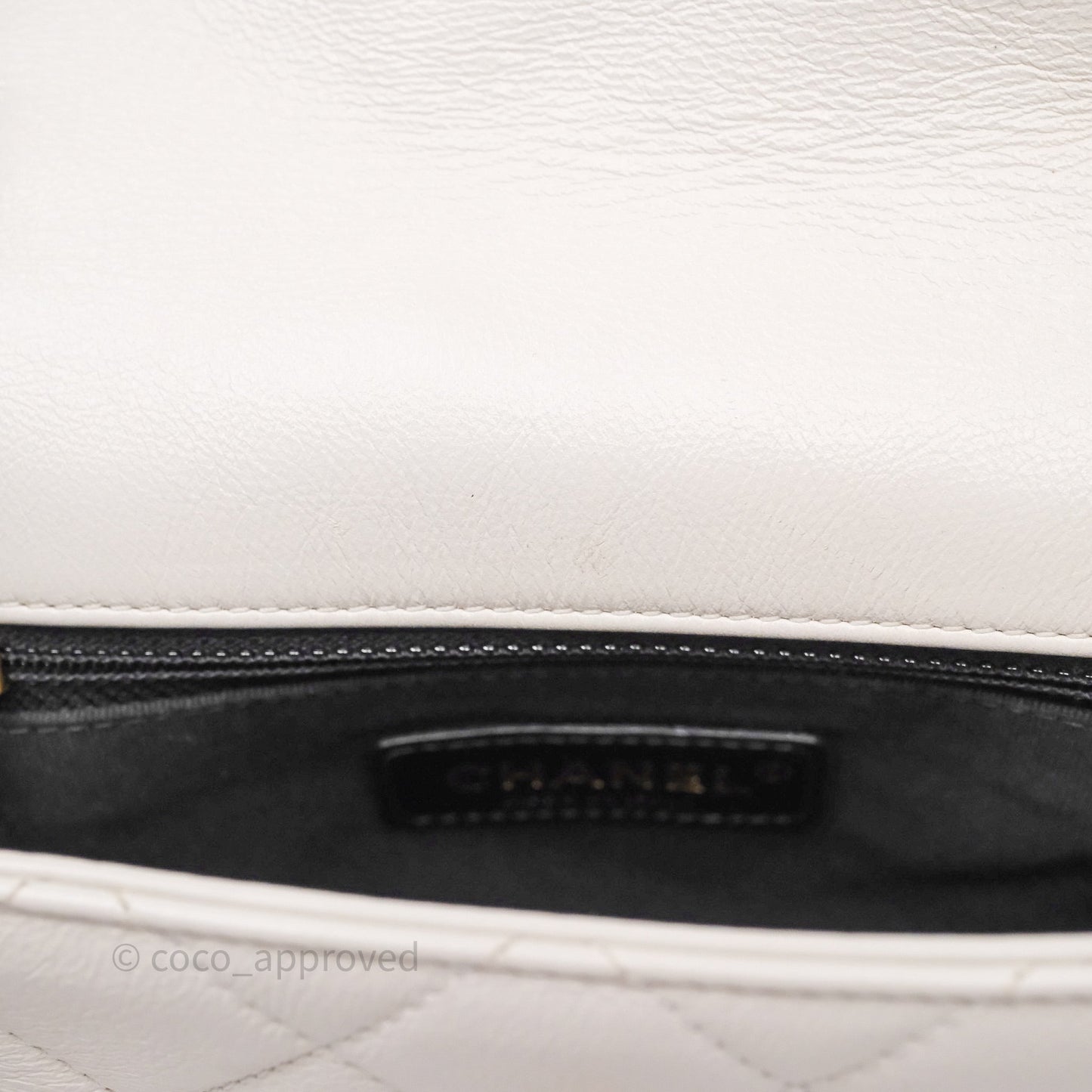 Chanel Quilted Pearl Flap Bag White Shiny Crumpled Calfskin Aged Gold Hardware 22C