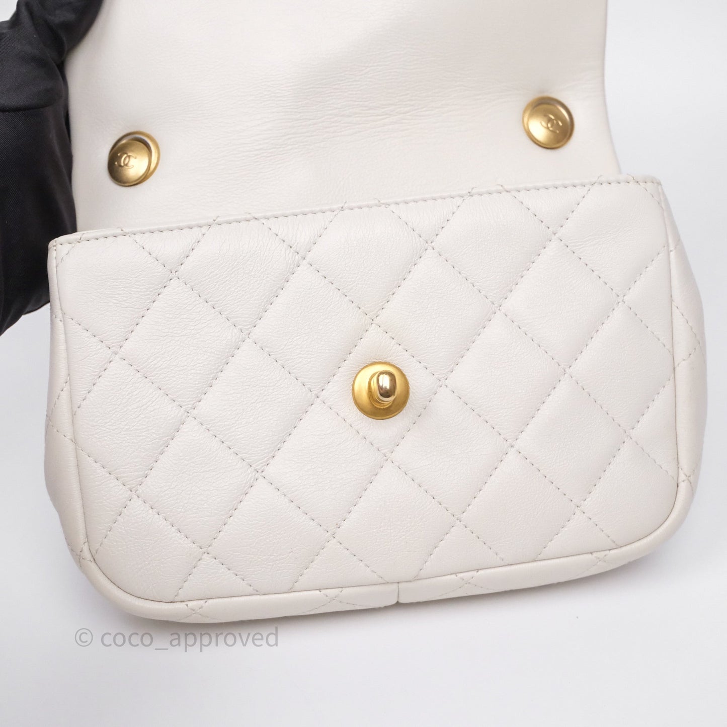 Chanel Quilted Pearl Flap Bag White Shiny Crumpled Calfskin Aged Gold Hardware 22C