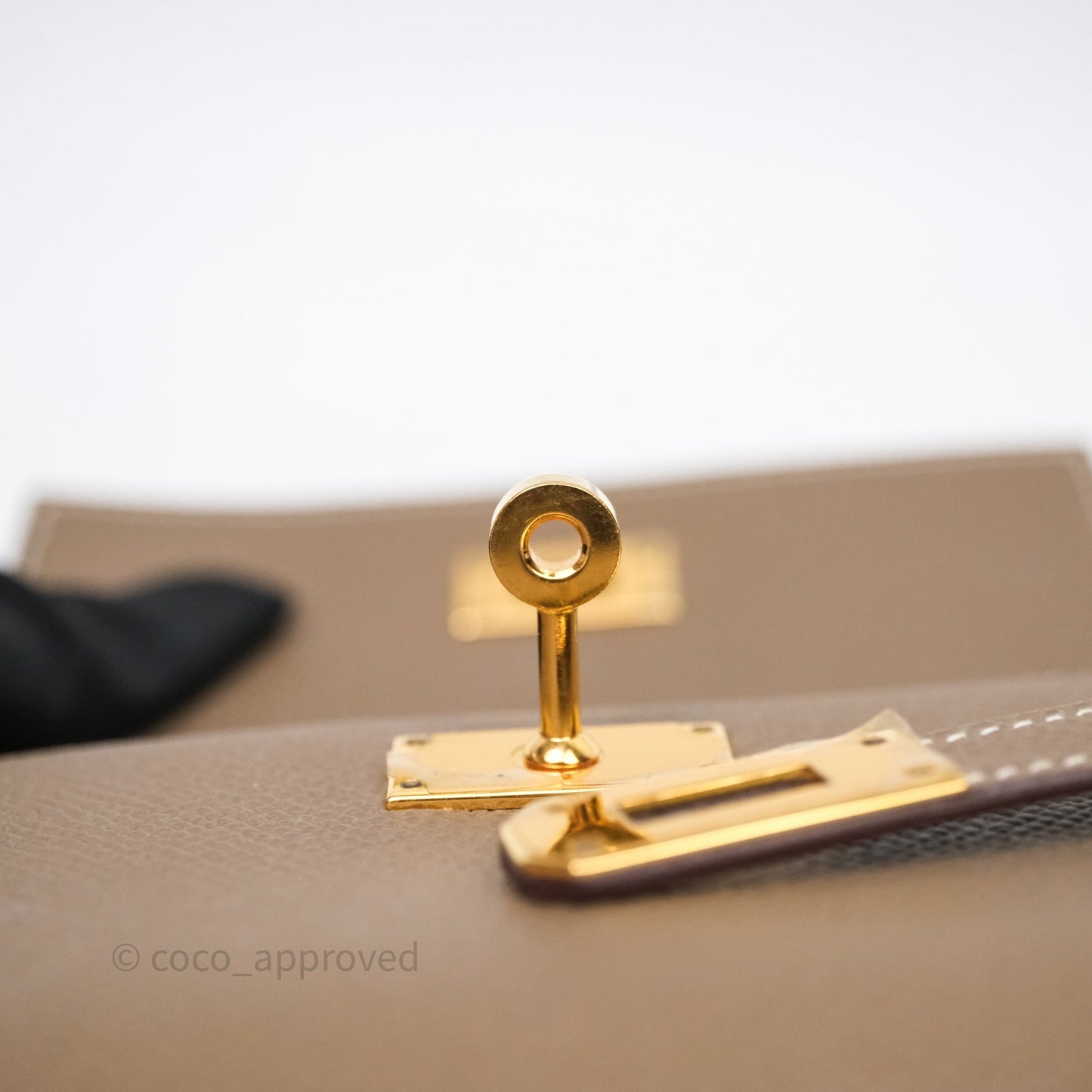 Hermès Kelly To Go 18 Étoupe Epsom Short Wallet Gold Hardware