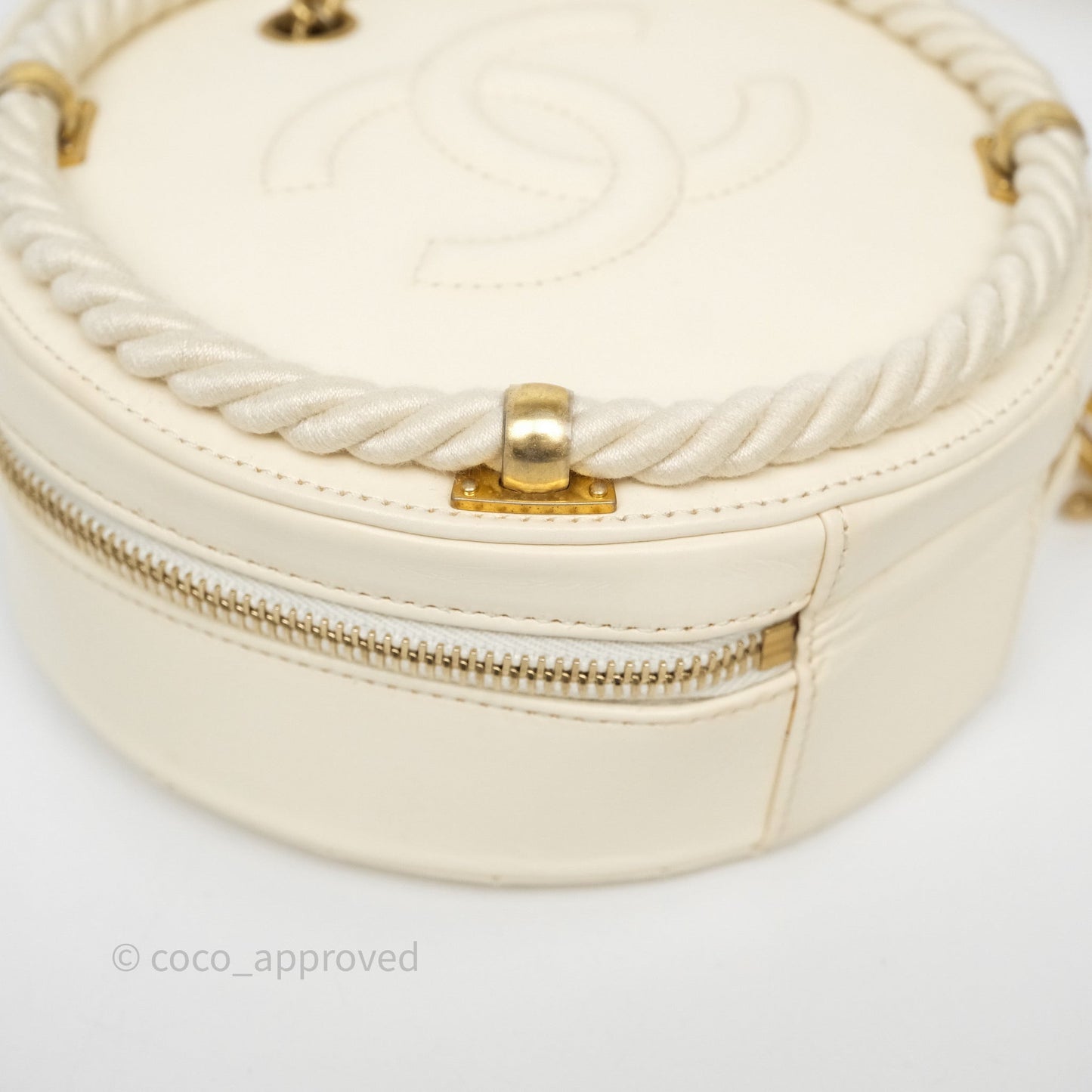 Chanel En Vogue Round Bag White Calfskin Aged Gold Hardware