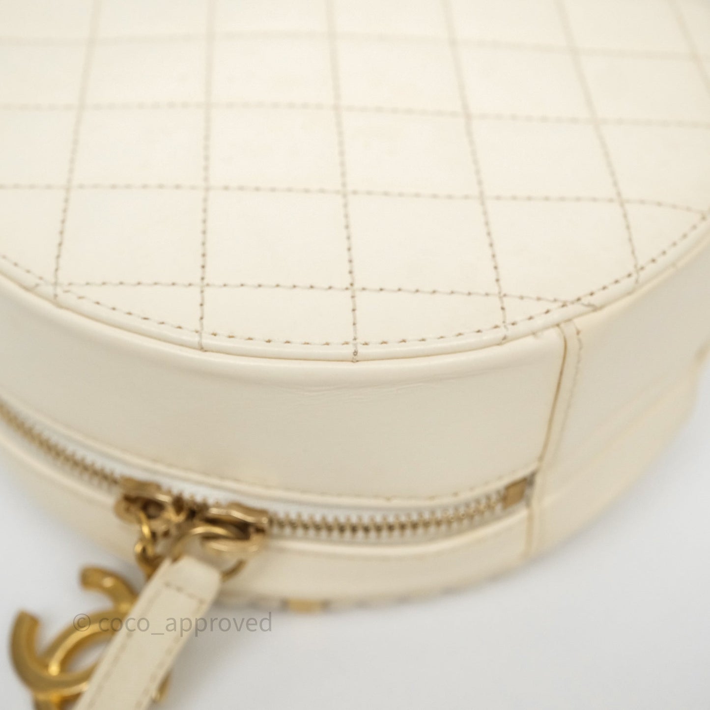 Chanel En Vogue Round Bag White Calfskin Aged Gold Hardware
