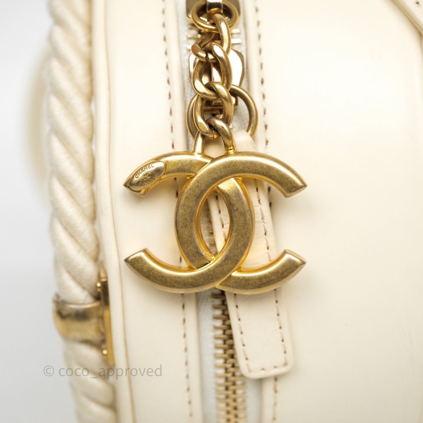 Chanel En Vogue Round Bag White Calfskin Aged Gold Hardware