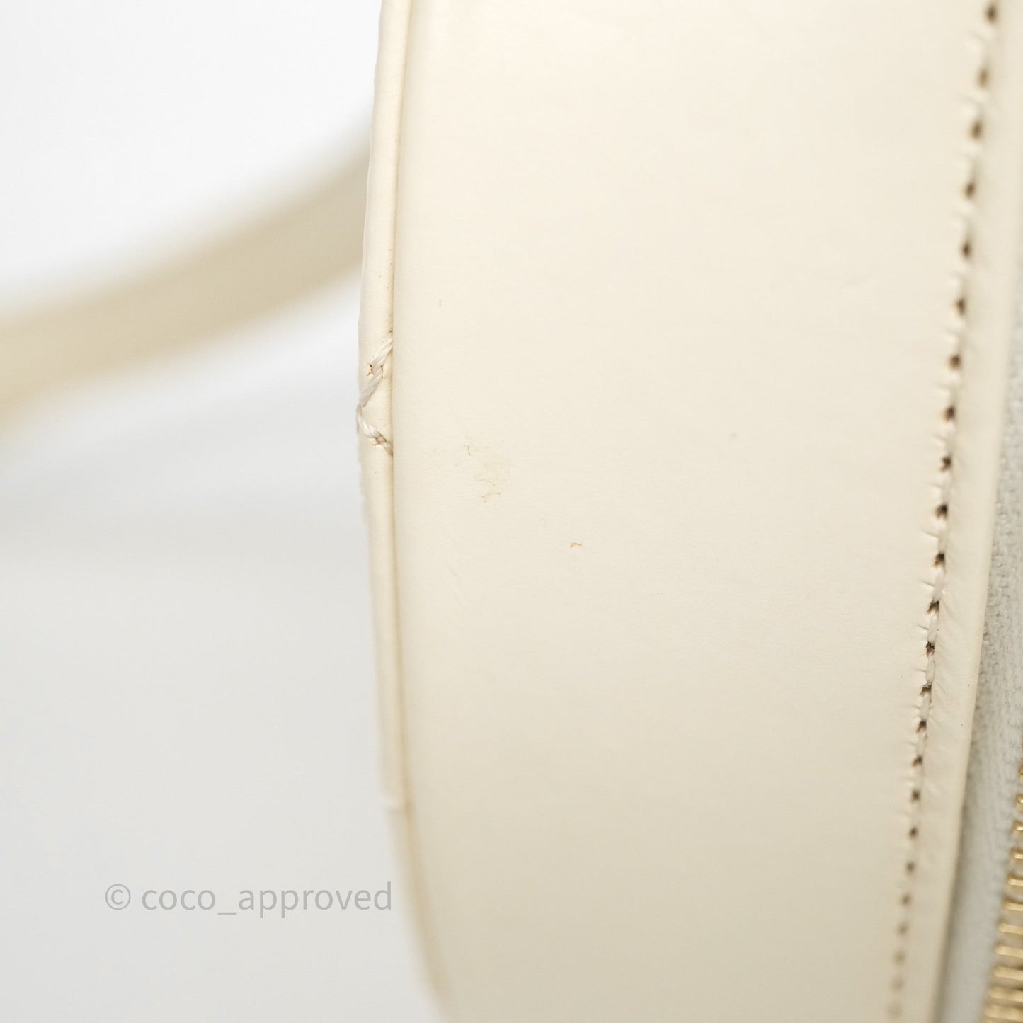 Chanel En Vogue Round Bag White Calfskin Aged Gold Hardware