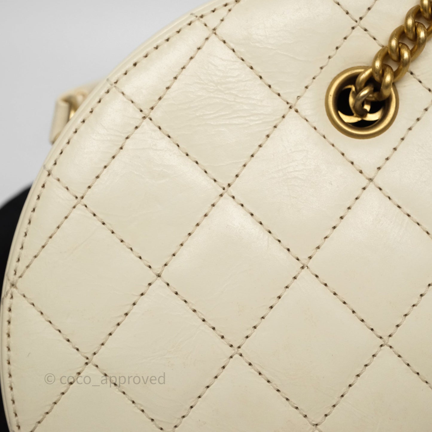 Chanel En Vogue Round Bag White Calfskin Aged Gold Hardware