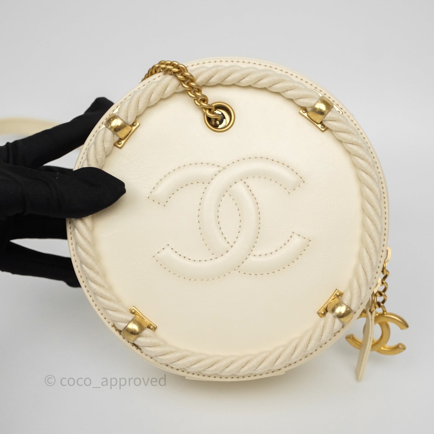 Chanel En Vogue Round Bag White Calfskin Aged Gold Hardware