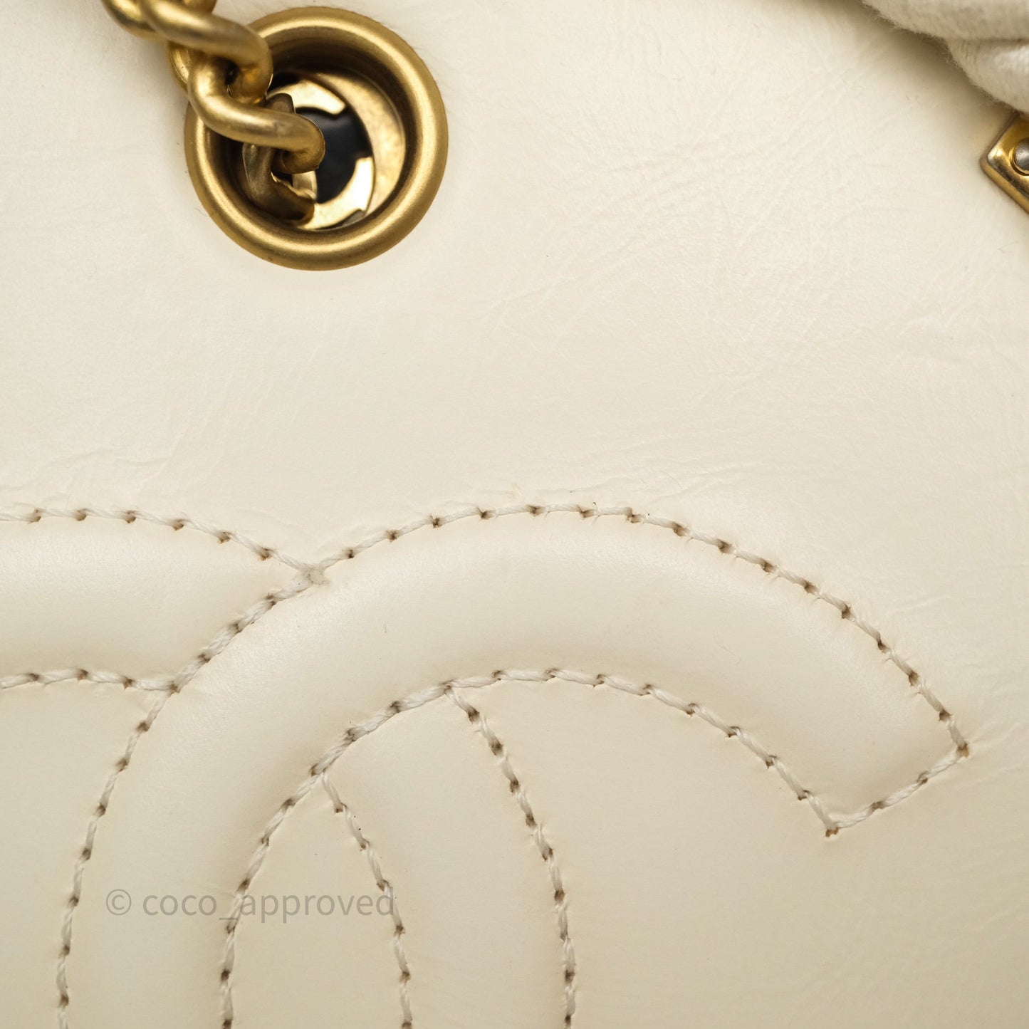 Chanel En Vogue Round Bag White Calfskin Aged Gold Hardware