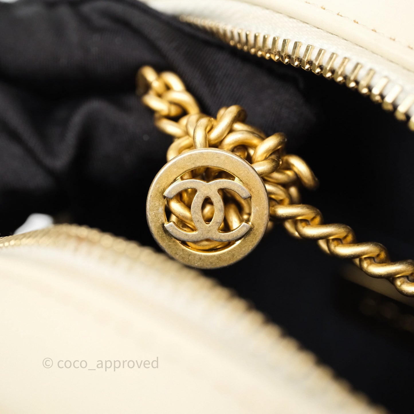 Chanel En Vogue Round Bag White Calfskin Aged Gold Hardware