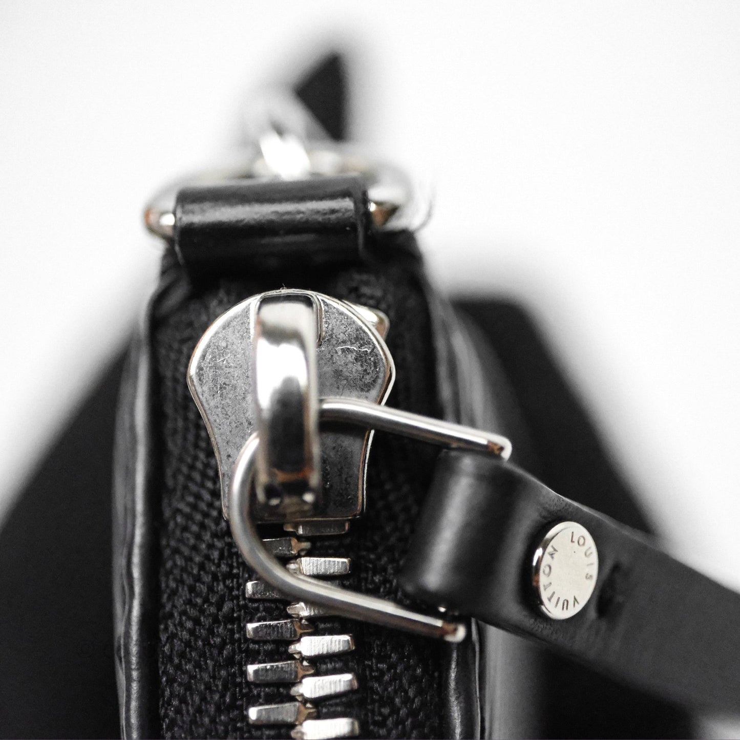 Louis Vuitton Epi Easy Pouch On Strap Black