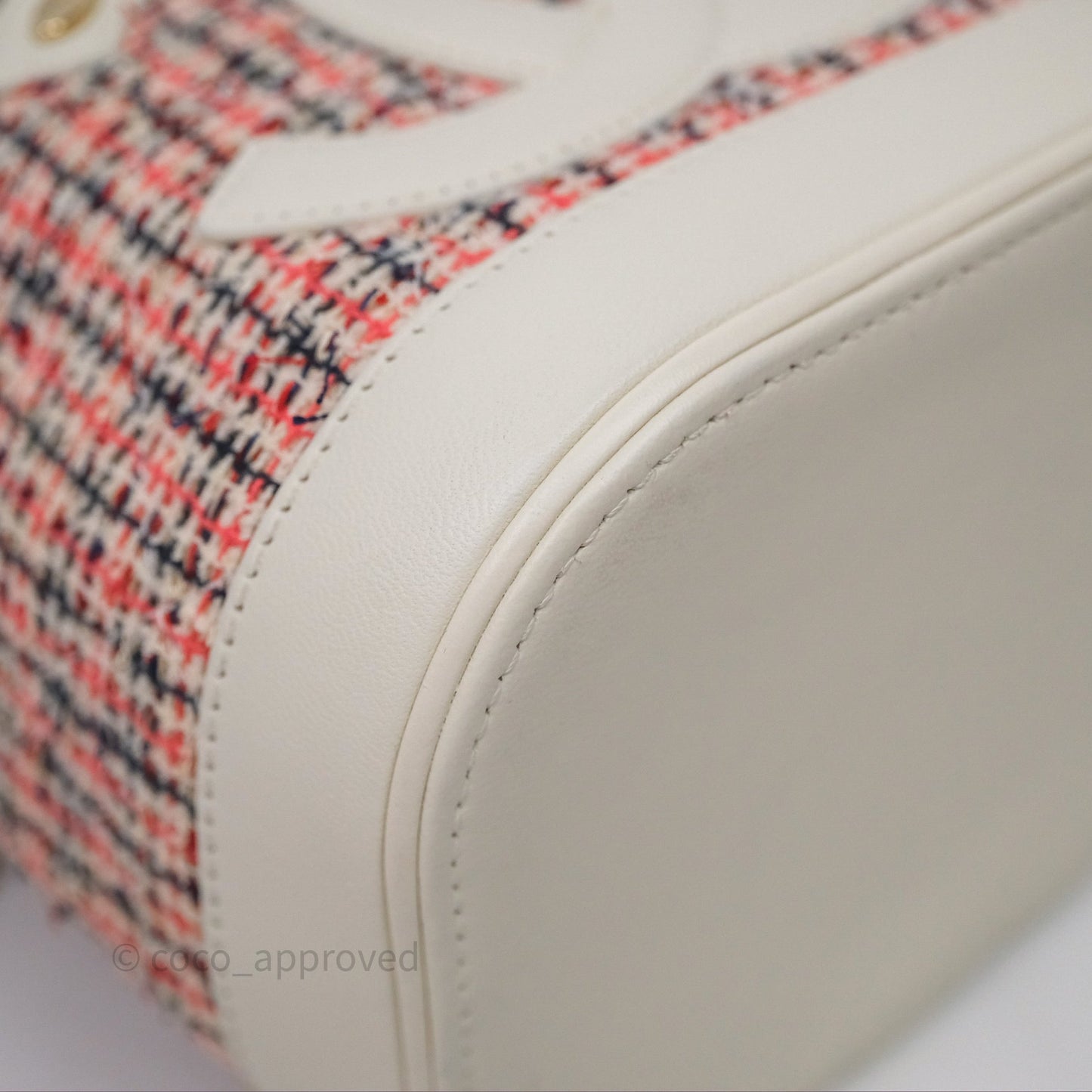 Chanel Round Vanity Clutch With Chain White Tweed Gold Hardware