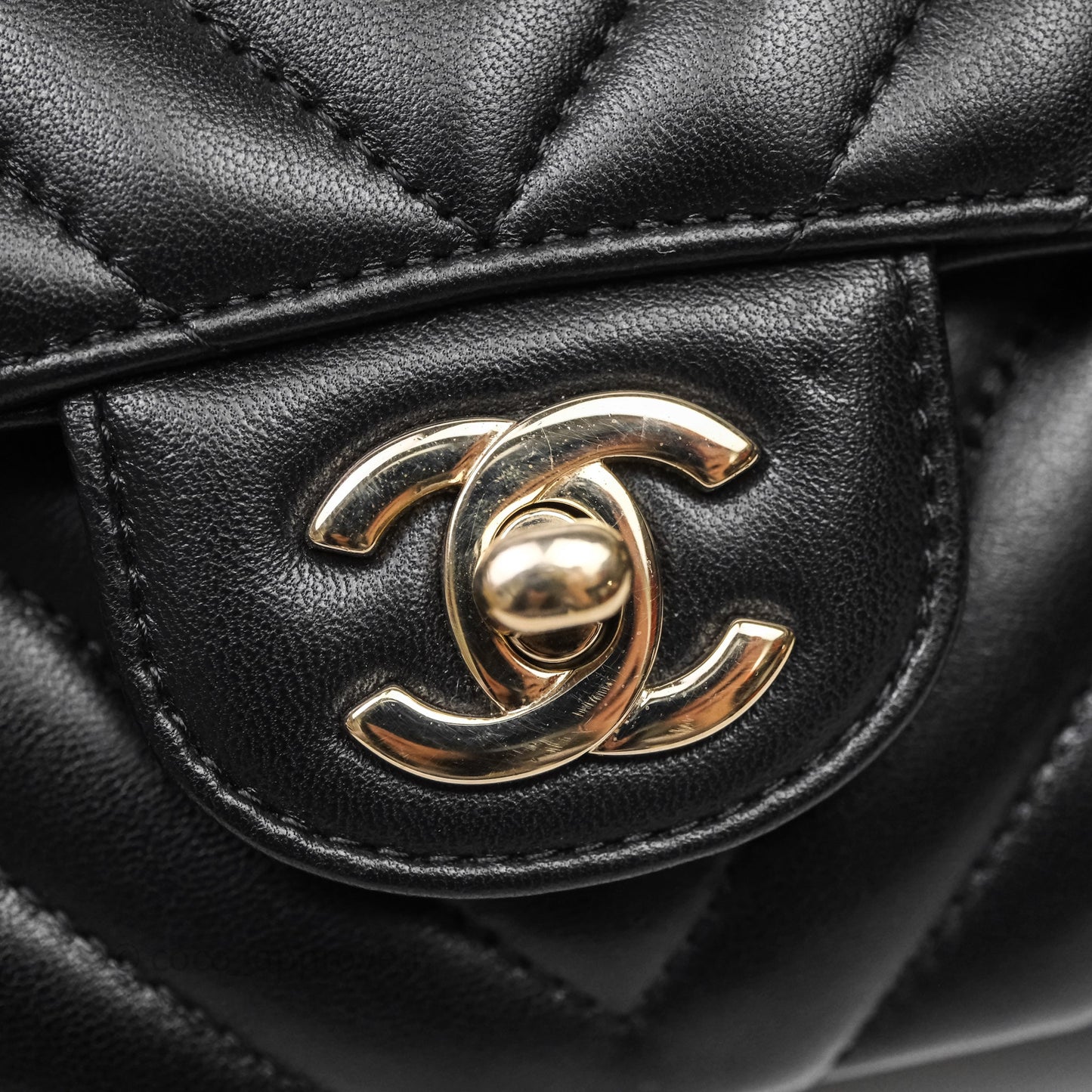 Chanel Classic M/L Medium Flap Chevron Black Lambskin Gold Hardware
