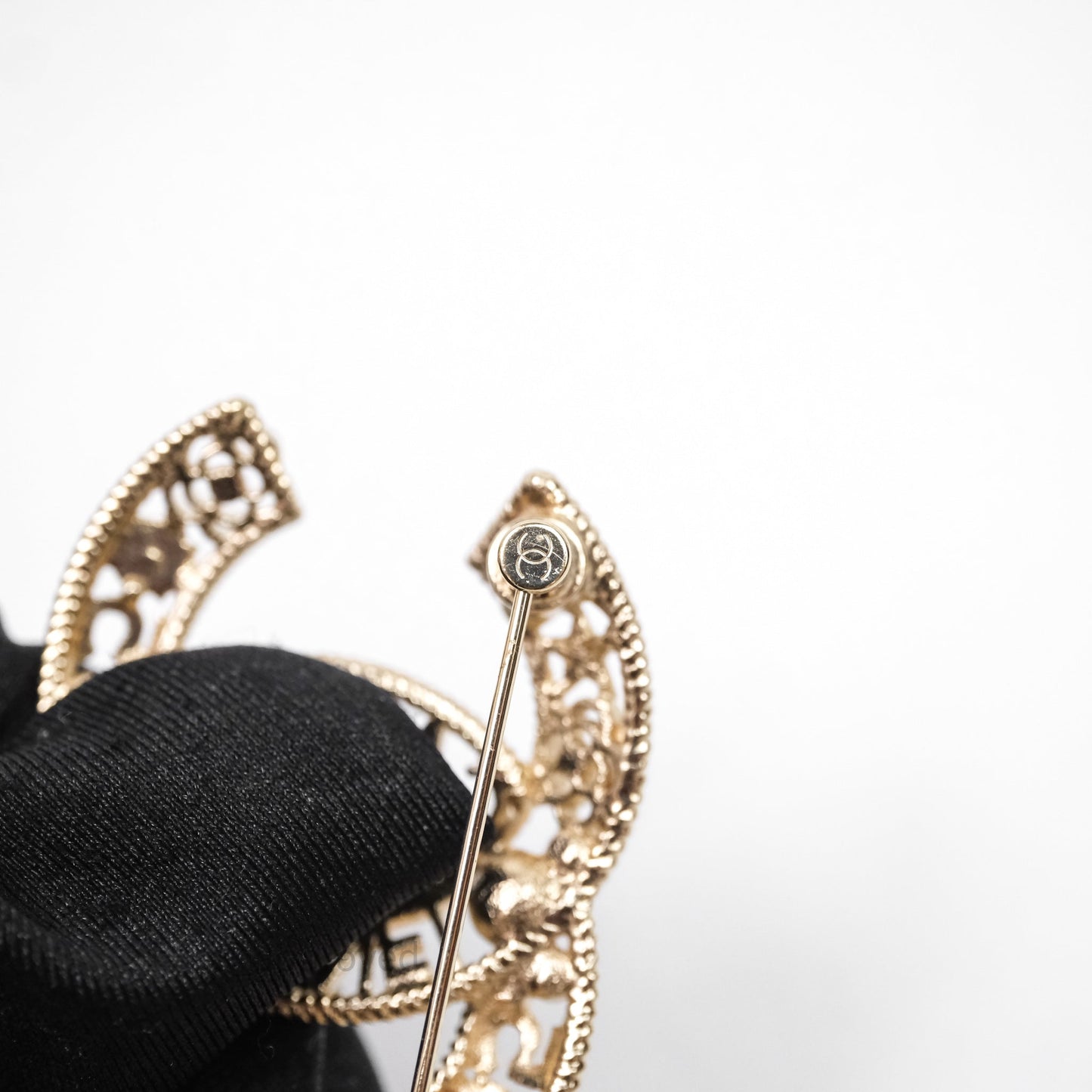 Chanel CC Pearl Crystal Brooch Gold Tone 21V