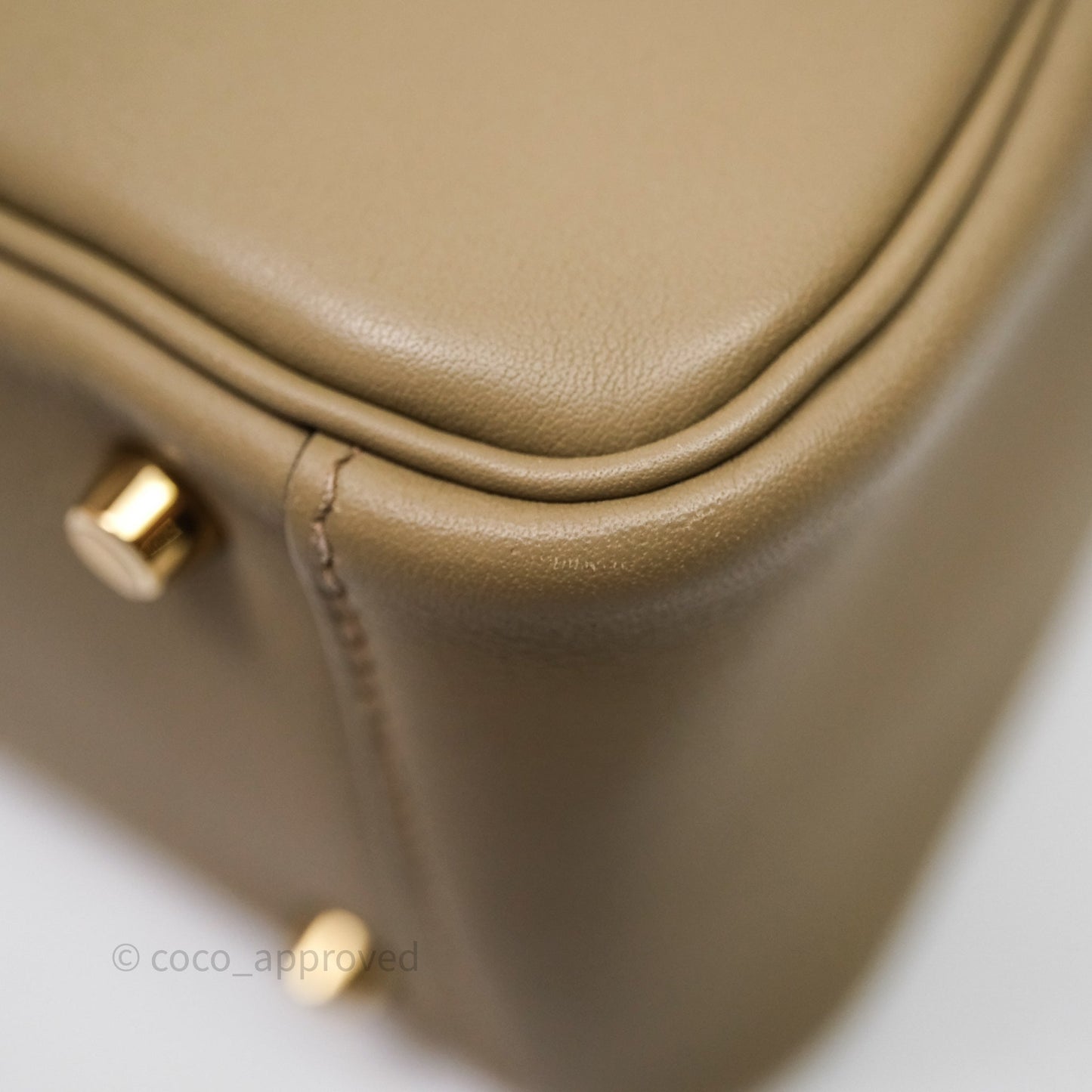 Hermès Mini Lindy II Swift Beige Marfa 8Q/Gris Misty H0 Gold Hardware