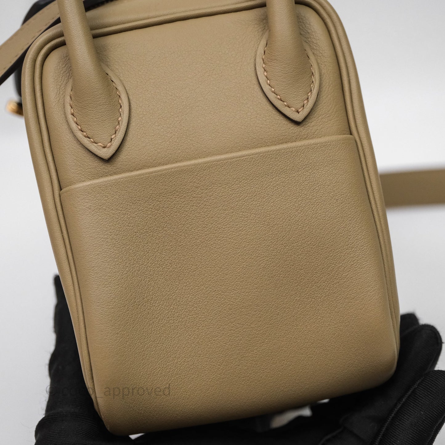 Hermès Mini Lindy II Swift Beige Marfa 8Q/Gris Misty H0 Gold Hardware