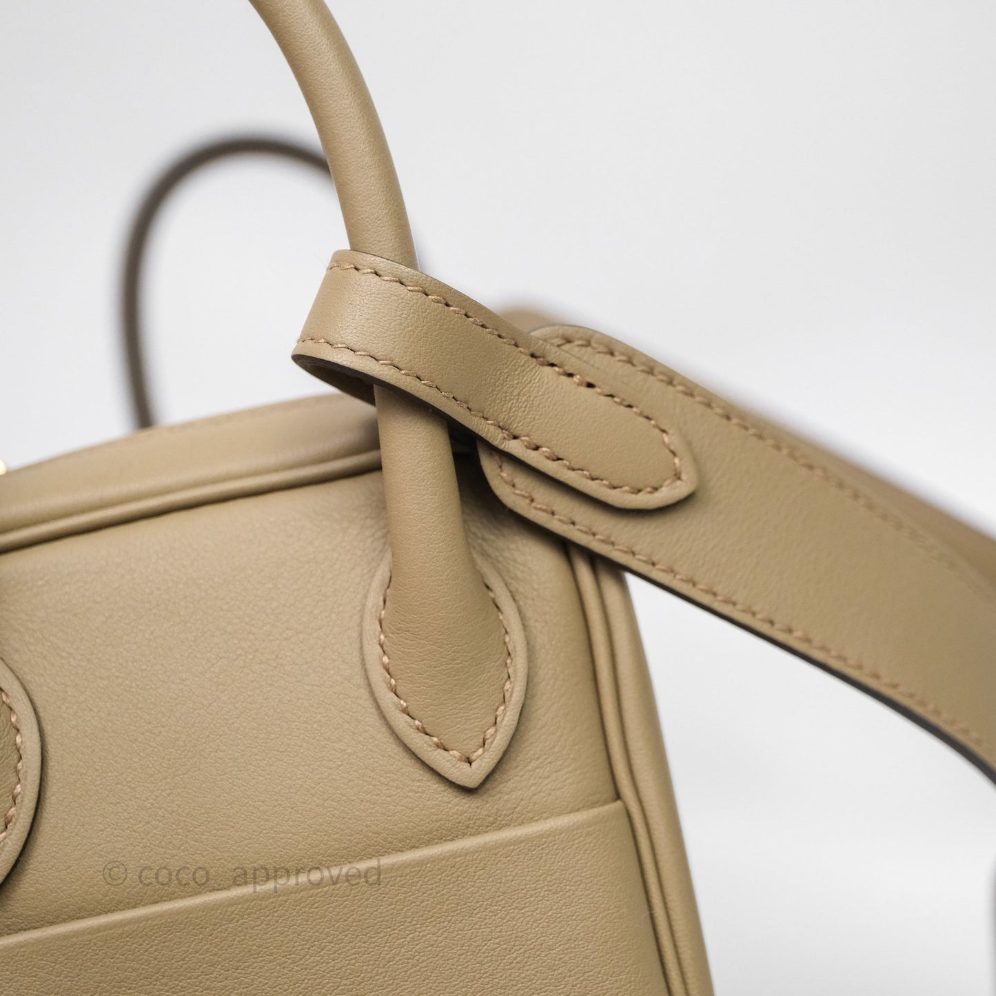 Hermès Mini Lindy II Swift Beige Marfa 8Q/Gris Misty H0 Gold Hardware