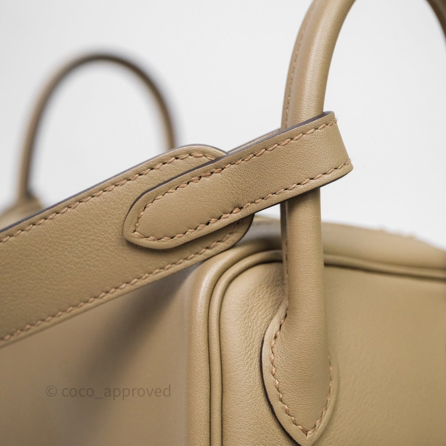 Hermès Mini Lindy II Swift Beige Marfa 8Q/Gris Misty H0 Gold Hardware