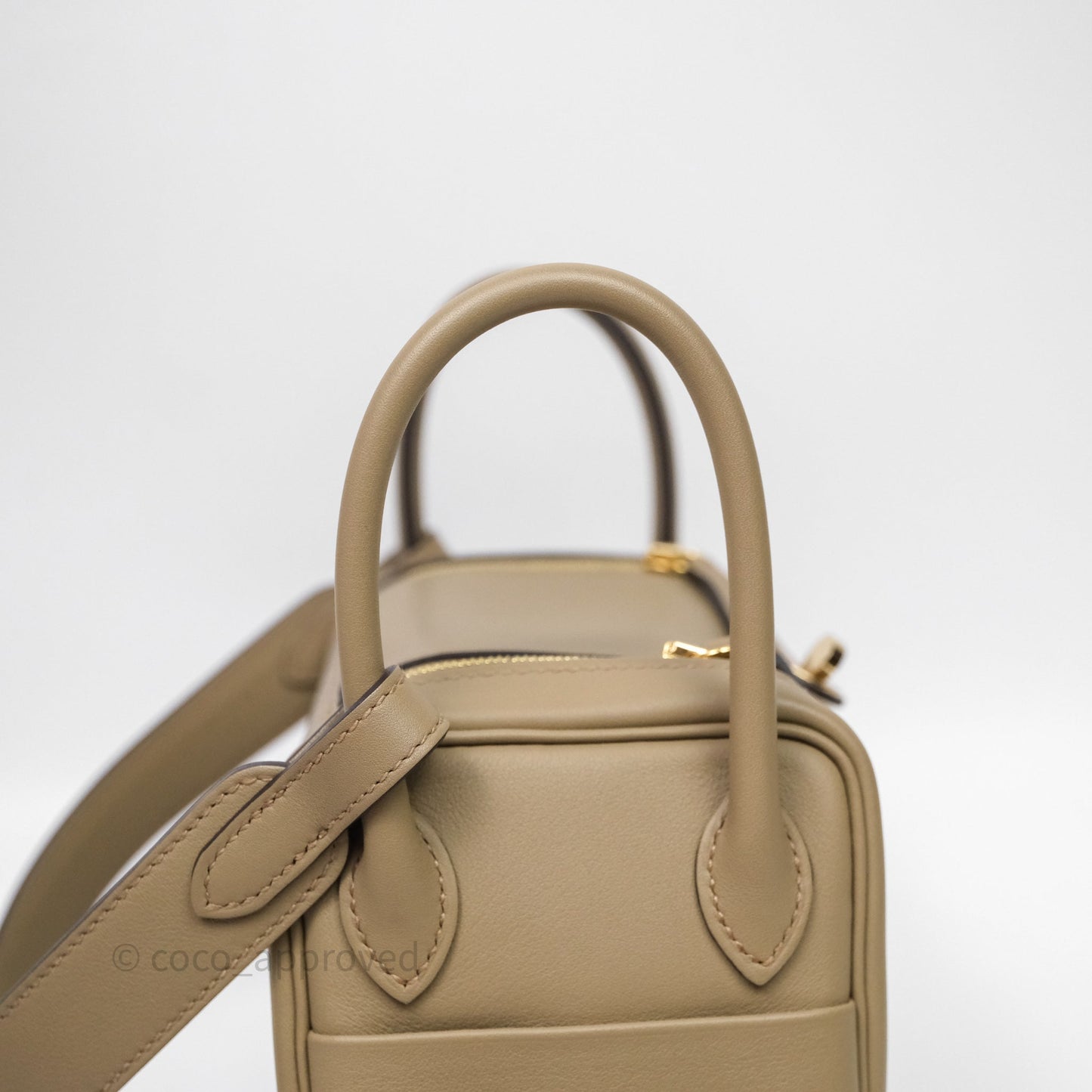 Hermès Mini Lindy II Swift Beige Marfa 8Q/Gris Misty H0 Gold Hardware
