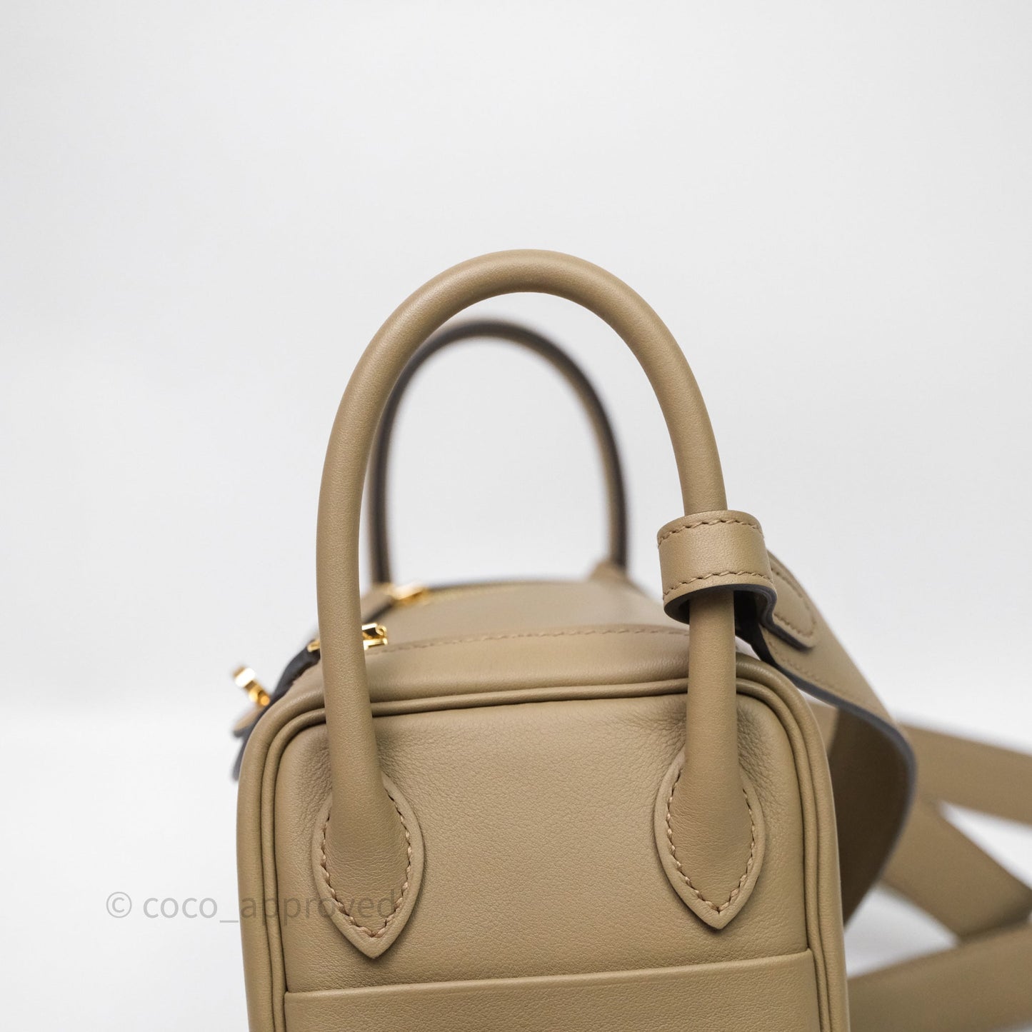 Hermès Mini Lindy II Swift Beige Marfa 8Q/Gris Misty H0 Gold Hardware