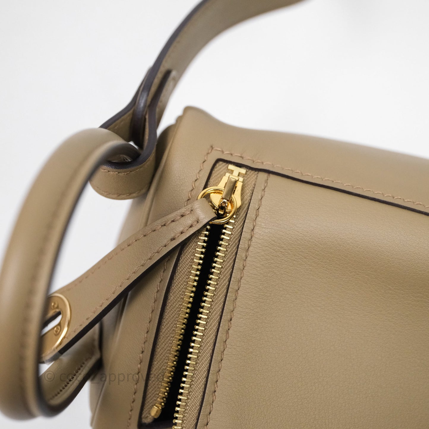 Hermès Mini Lindy II Swift Beige Marfa 8Q/Gris Misty H0 Gold Hardware