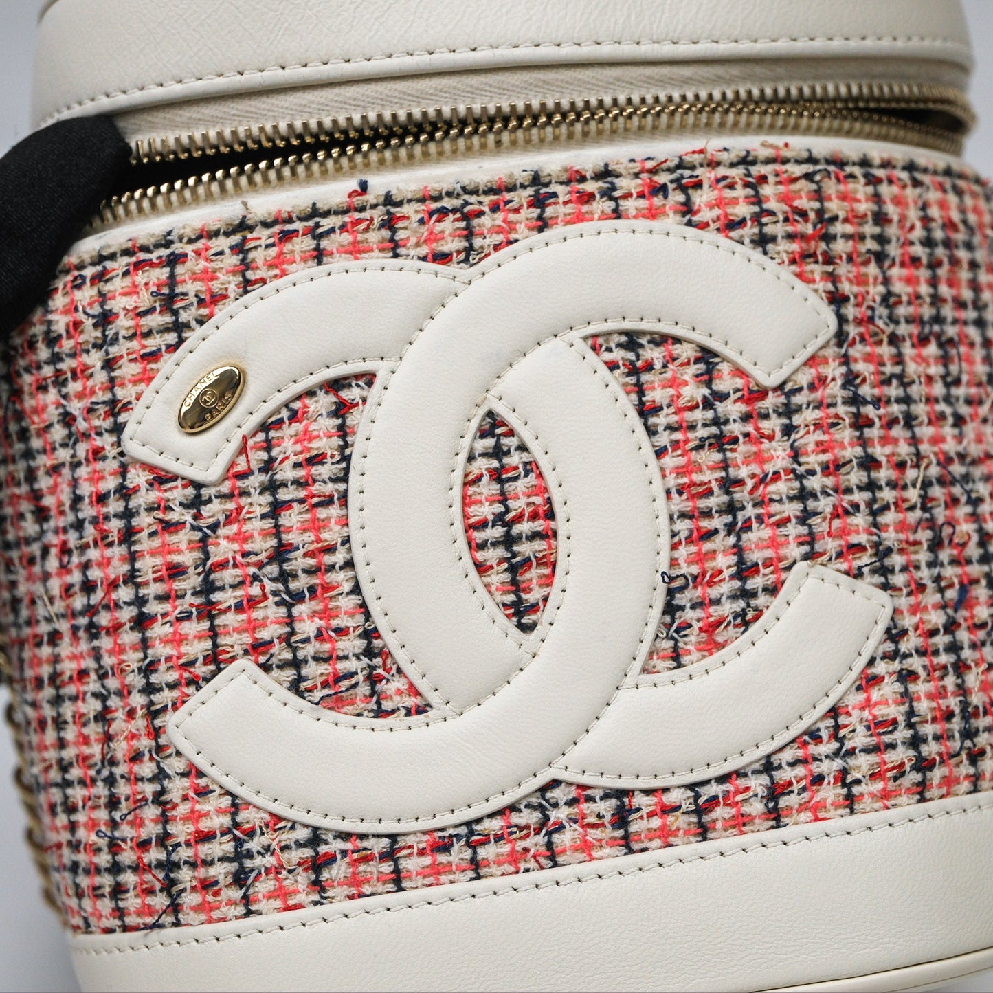 Chanel Round Vanity Clutch With Chain White Tweed Gold Hardware
