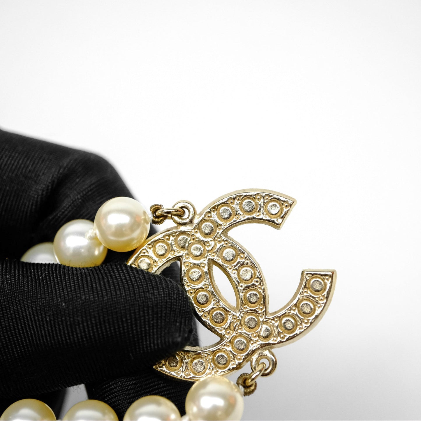 Chanel CC Pearl Necklace Gold Tone 19V