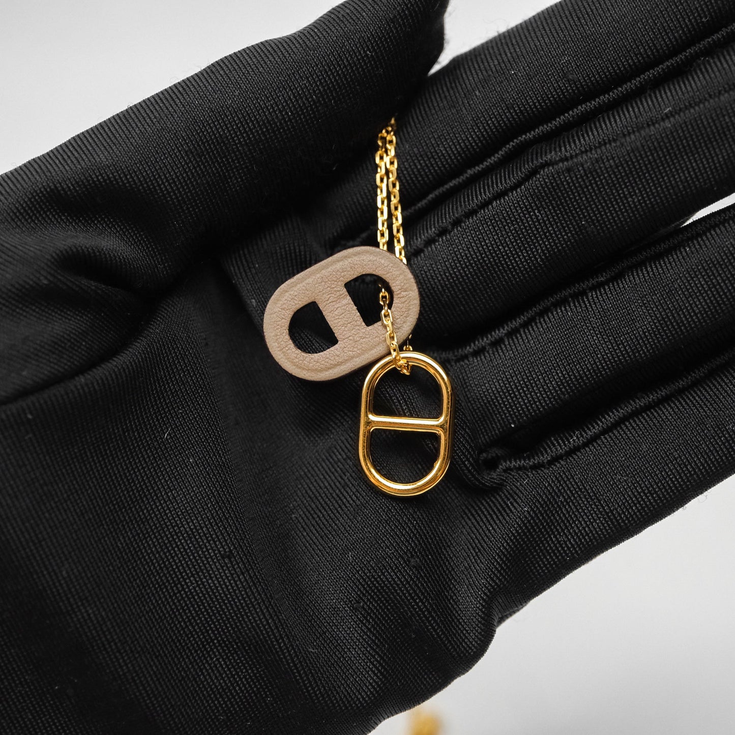 Hermès O'Maillon Pendant Etoupe Swift Gold Hardware
