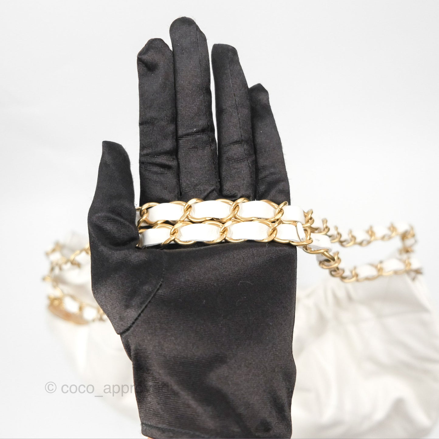 Chanel 22 Medium White Shiny Calfskin Aged Gold Hardware