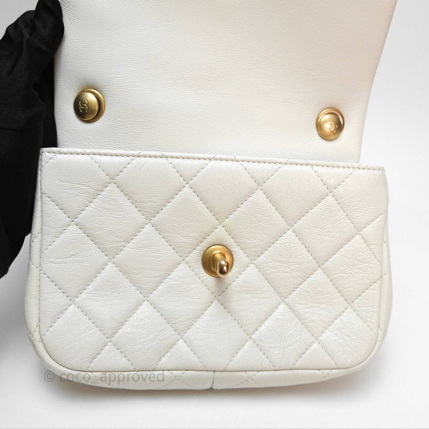Chanel Quilted Pearl Flap Bag White Shiny Crumpled Calfskin Aged Gold Hardware 22C