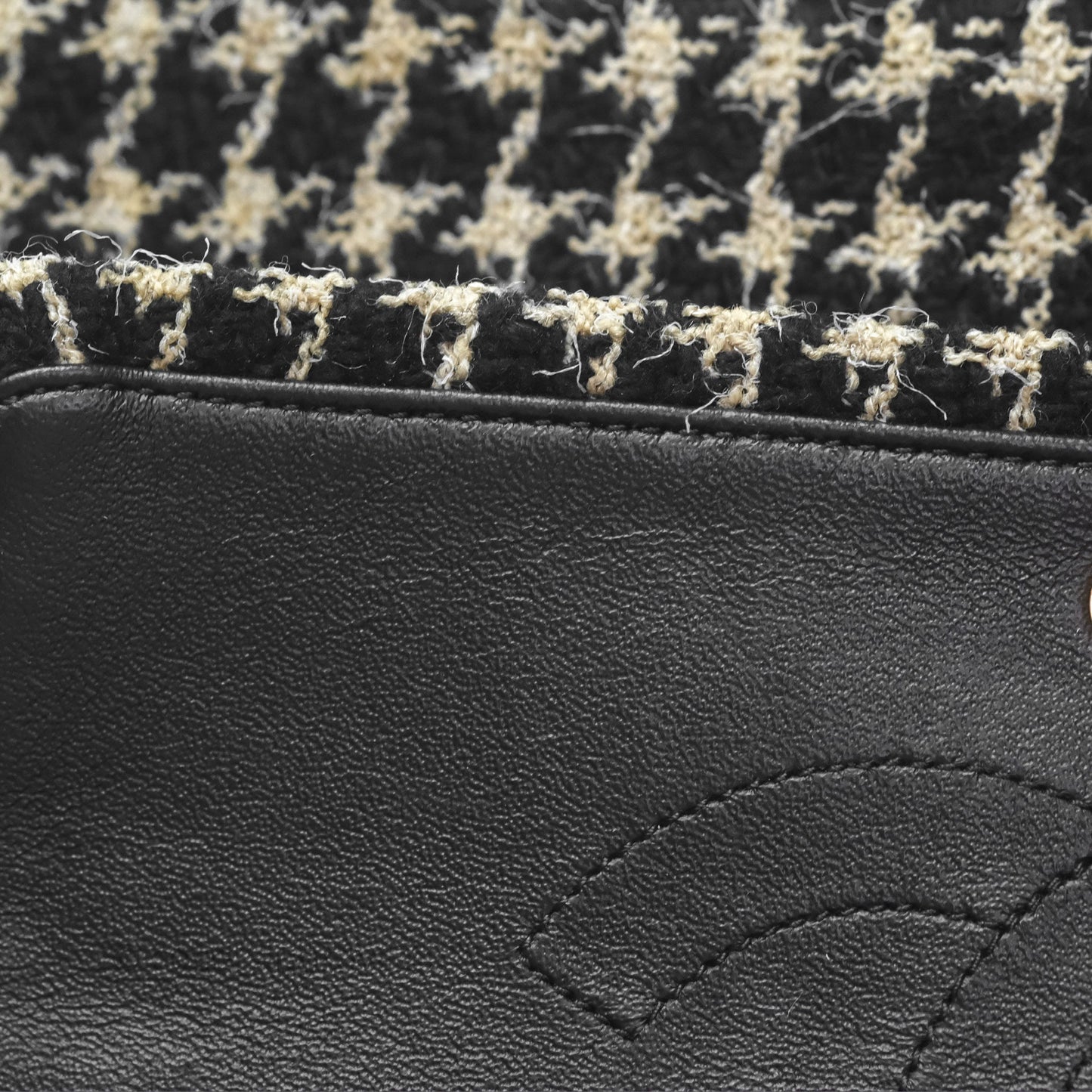 Chanel Reissue 225 Houndstooth Tweed Black Beige Aged Gold Hardware