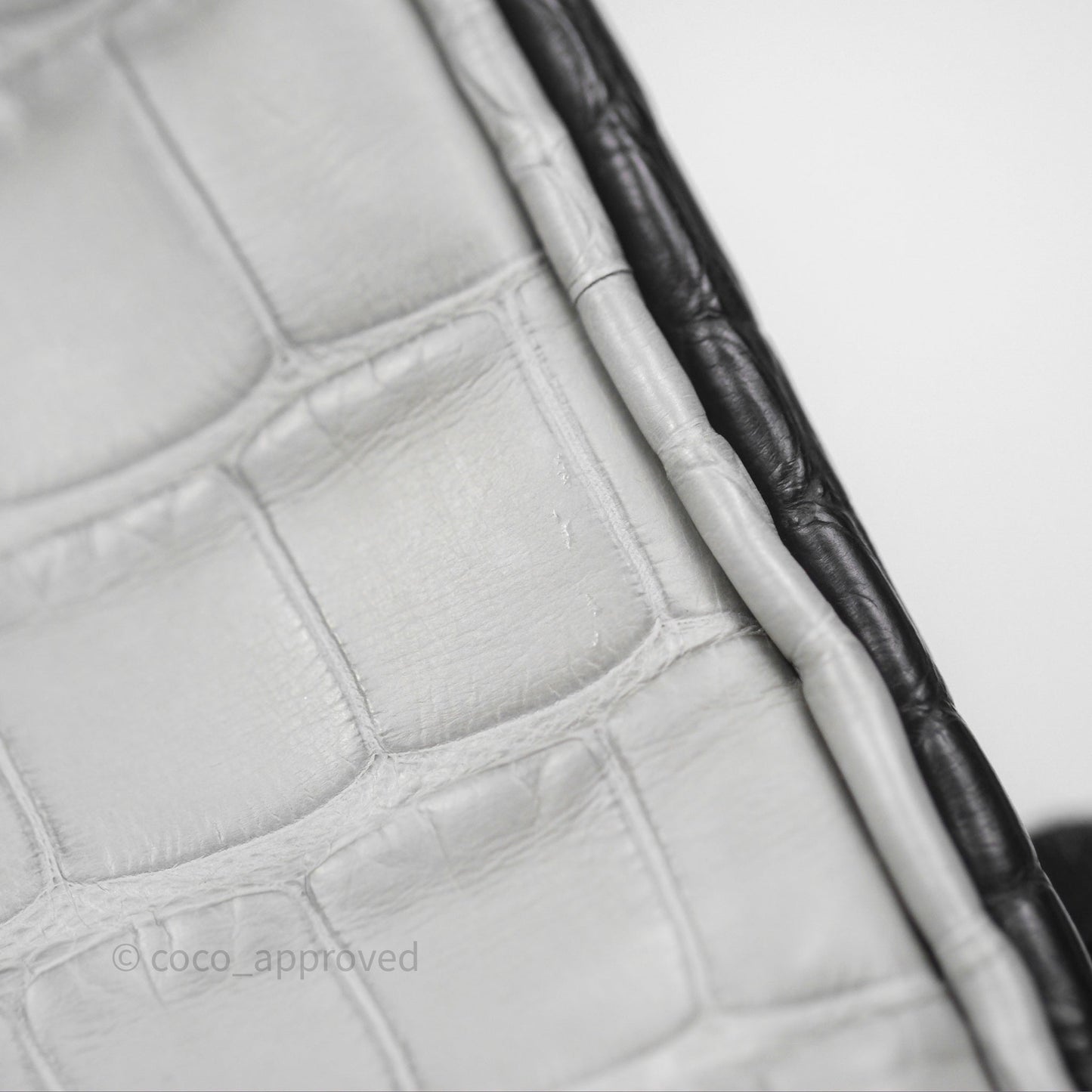 Hermès Retourne Kelly 25 Alligator Perso Noir 89 / Gris Mouette 4Z Brushed Gold Hardware