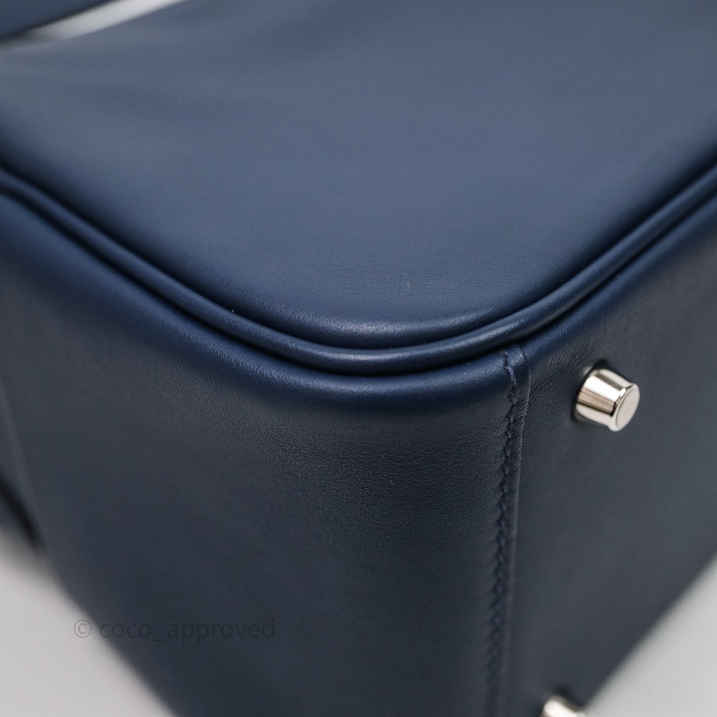 Hermès Mini Lindy II 20 Bleu Navy 7U / Rouge Grenat K1 Swift Palladium Hardware