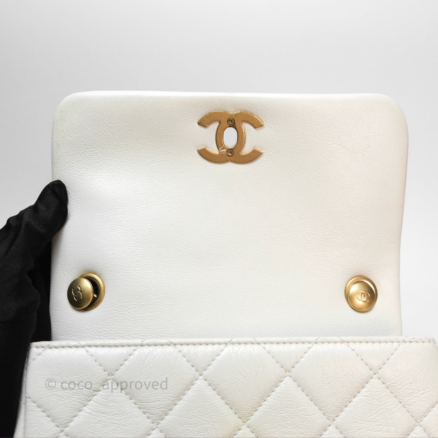 Chanel Quilted Pearl Flap Bag White Shiny Crumpled Calfskin Aged Gold Hardware 22C