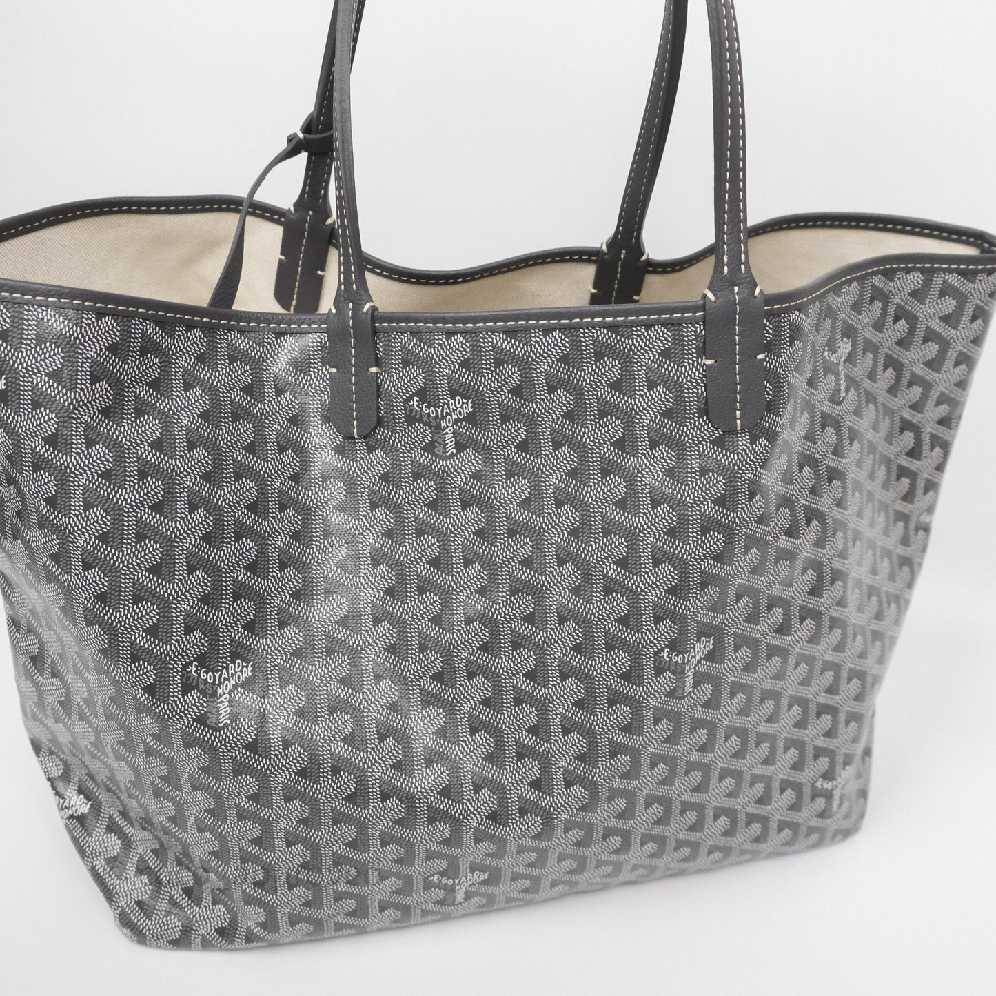 Goyard St Louis Tote PM ⁣⁣⁣⁣⁣⁣⁣⁣⁣⁣⁣⁣⁣⁣⁣⁣⁣⁣⁣⁣Grey
