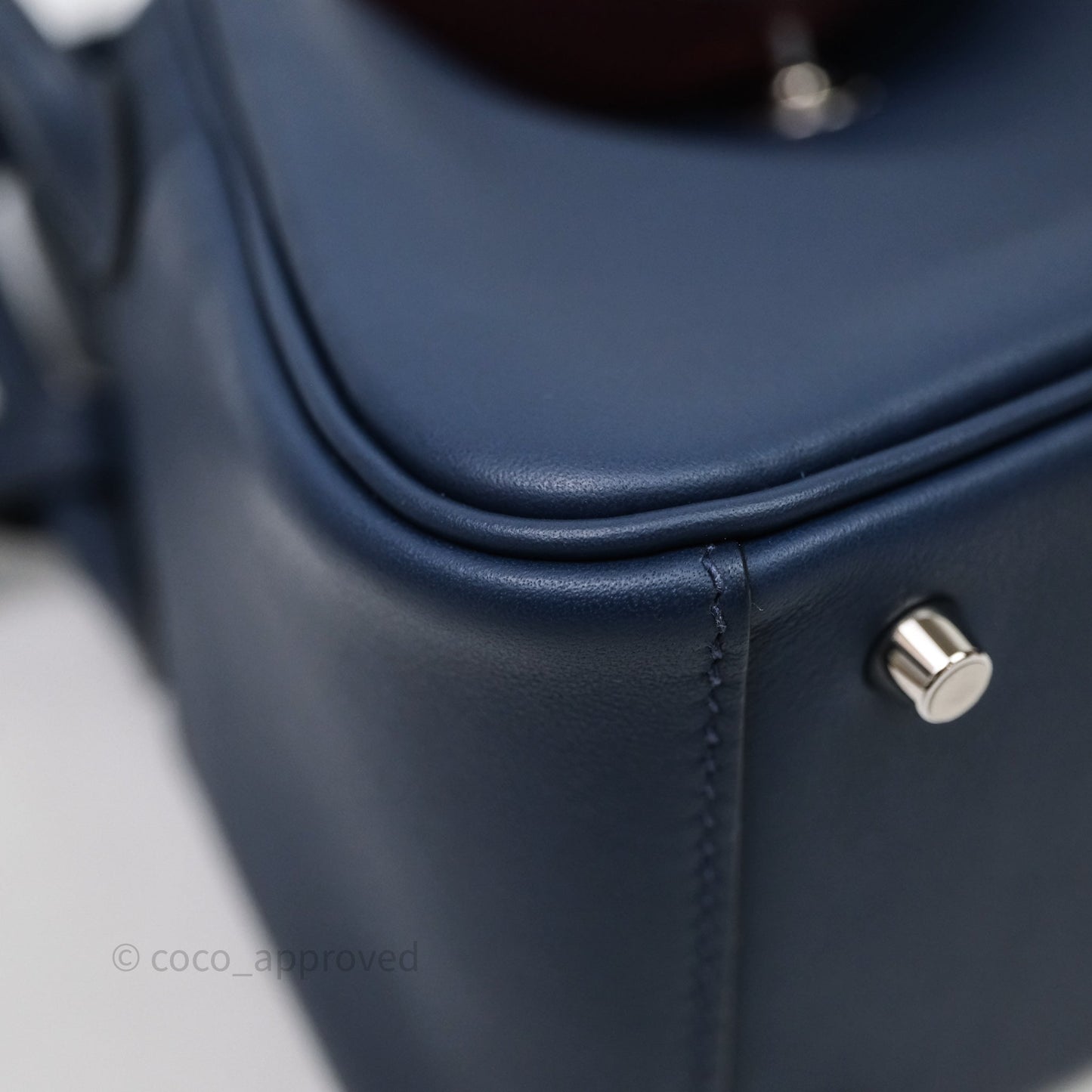 Hermès Mini Lindy II 20 Bleu Navy 7U / Rouge Grenat K1 Swift Palladium Hardware