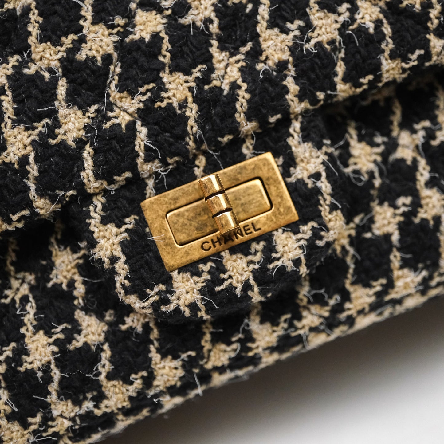 Chanel Reissue 225 Black Beige Houndstooth Tweed Antique Gold Hardware