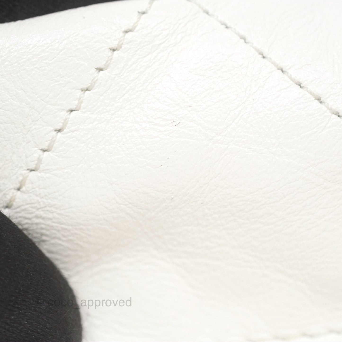 Chanel 22 Medium White Shiny Calfskin Aged Gold Hardware