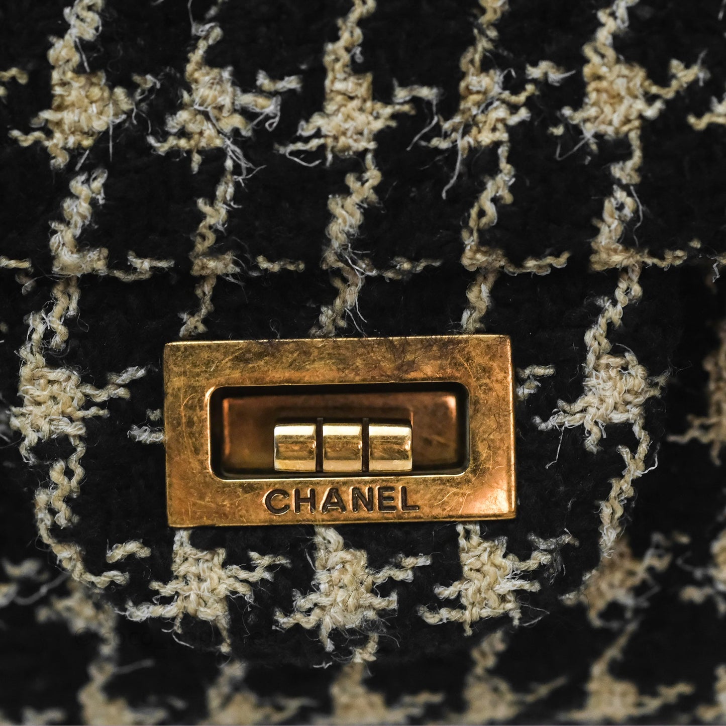 Chanel Reissue 225 Houndstooth Tweed Black Beige Aged Gold Hardware