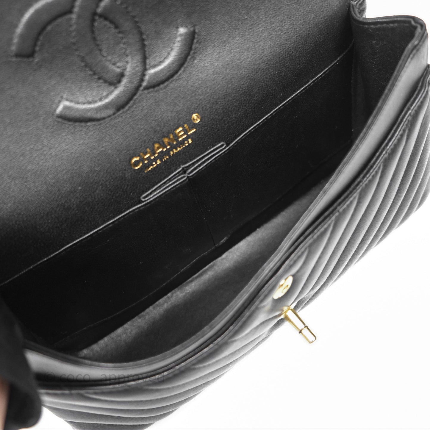 Chanel Classic M/L Medium Flap Chevron Black Lambskin Aged Gold Hardware