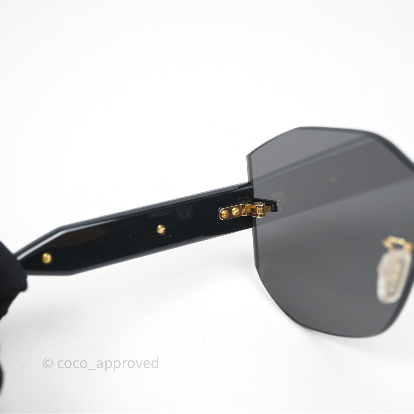 Fendi Fendi Logo Black Sunglasses Gold Tone