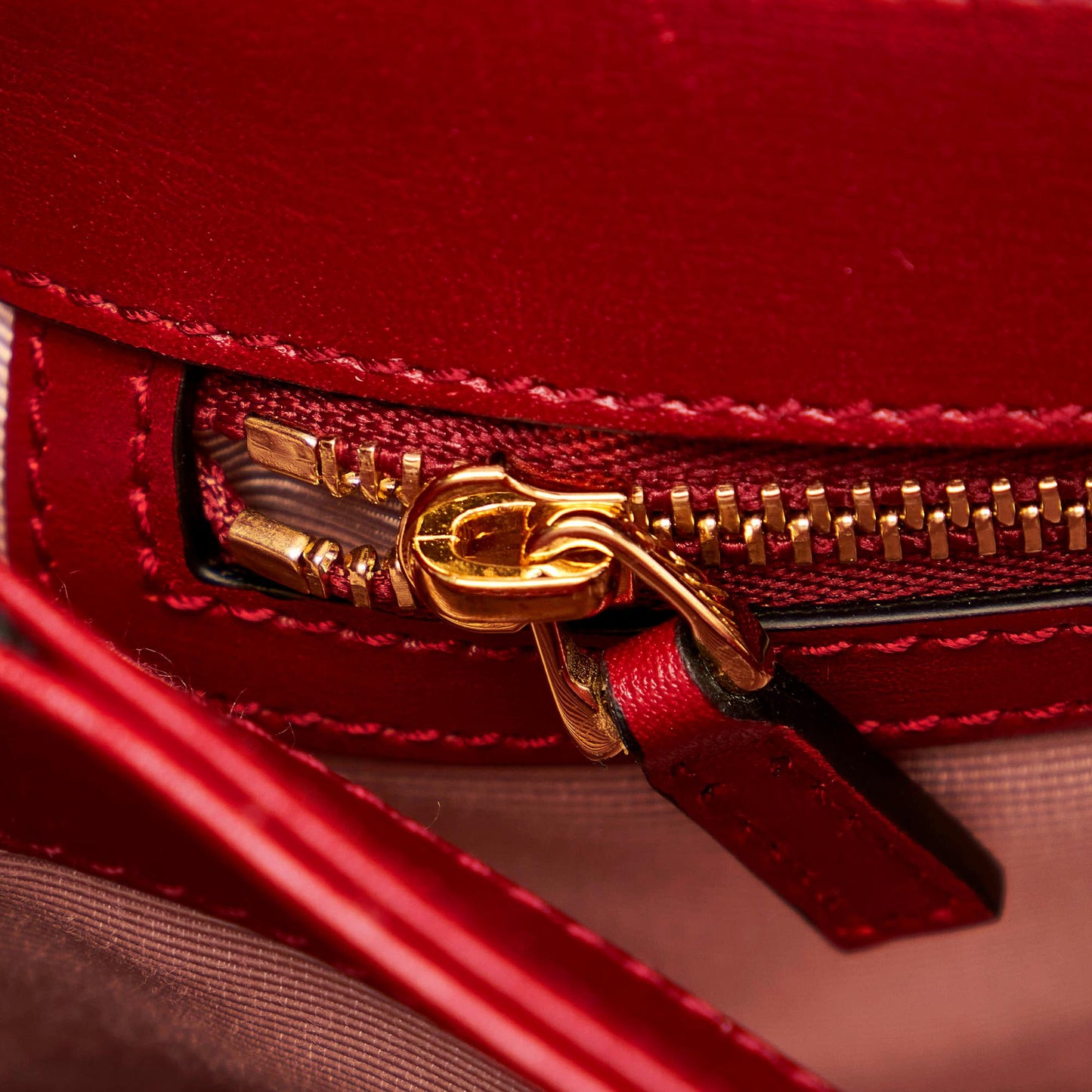 Gucci Arli Leather Crossbody Bag (SHG-28471)