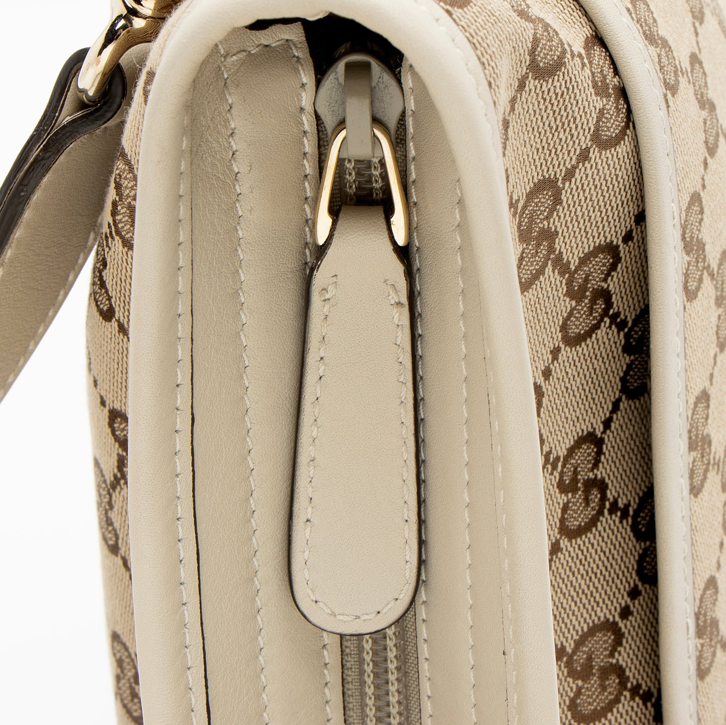 Gucci GG Canvas Classic Flat Medium Messenger