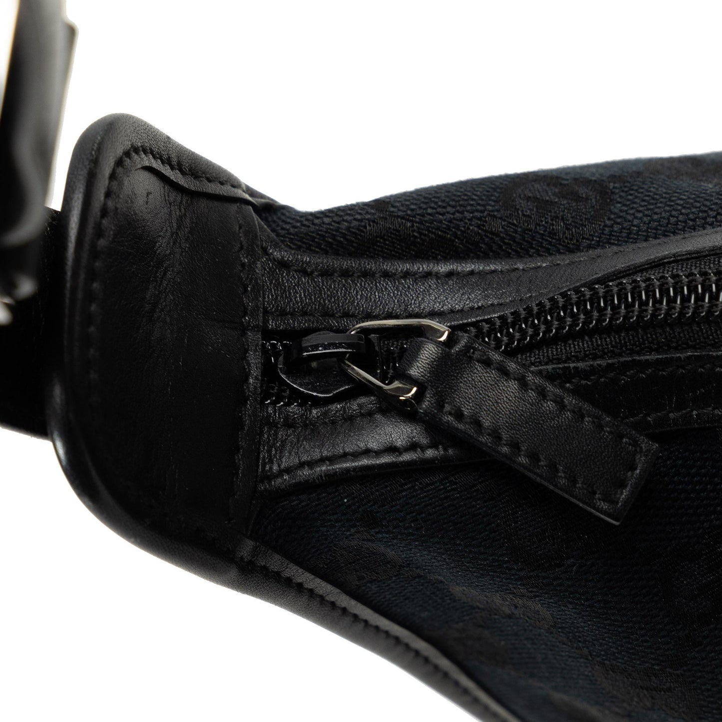 Gucci GG Canvas Shoulder Bag (SHG-VwA6iV)