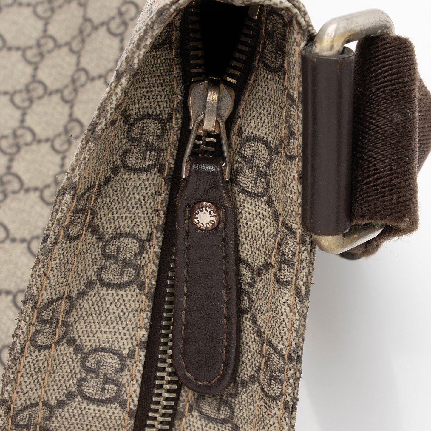 Gucci GG Supreme Classic Flat Medium Messenger (SHF-CUfNXw)