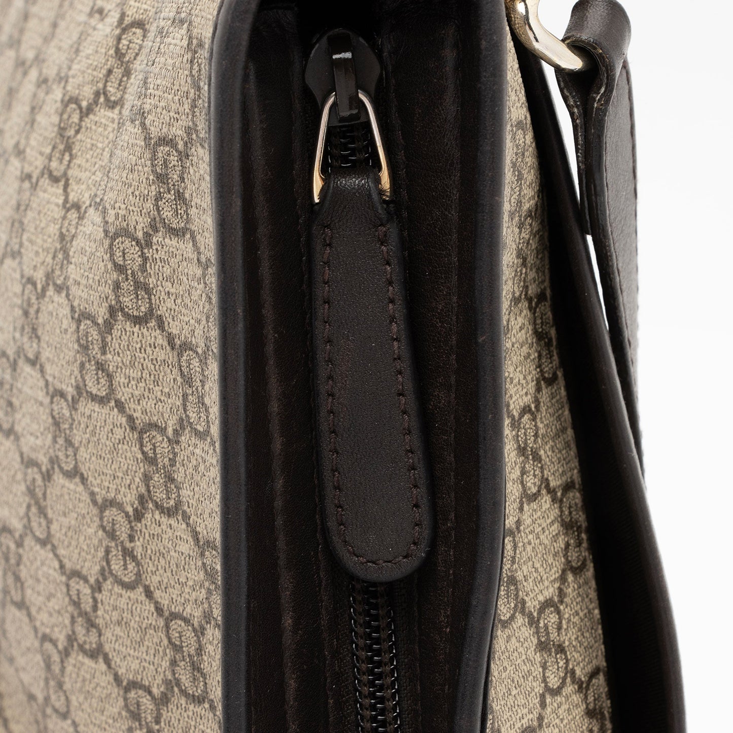 Gucci GG Supreme Classic Flat Medium Messenger (SHF-YZjiF7)