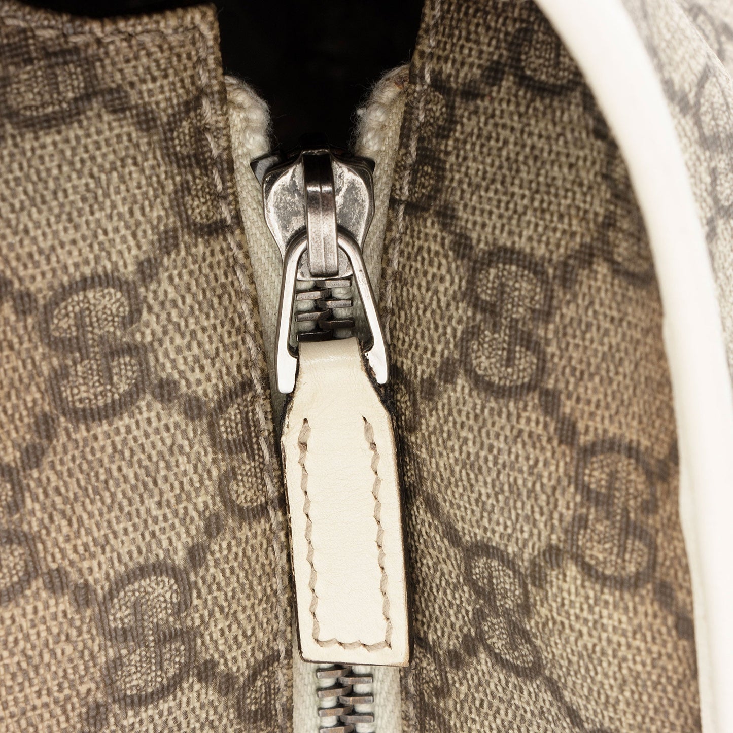 Gucci GG Supreme Classic Medium Zip Tote