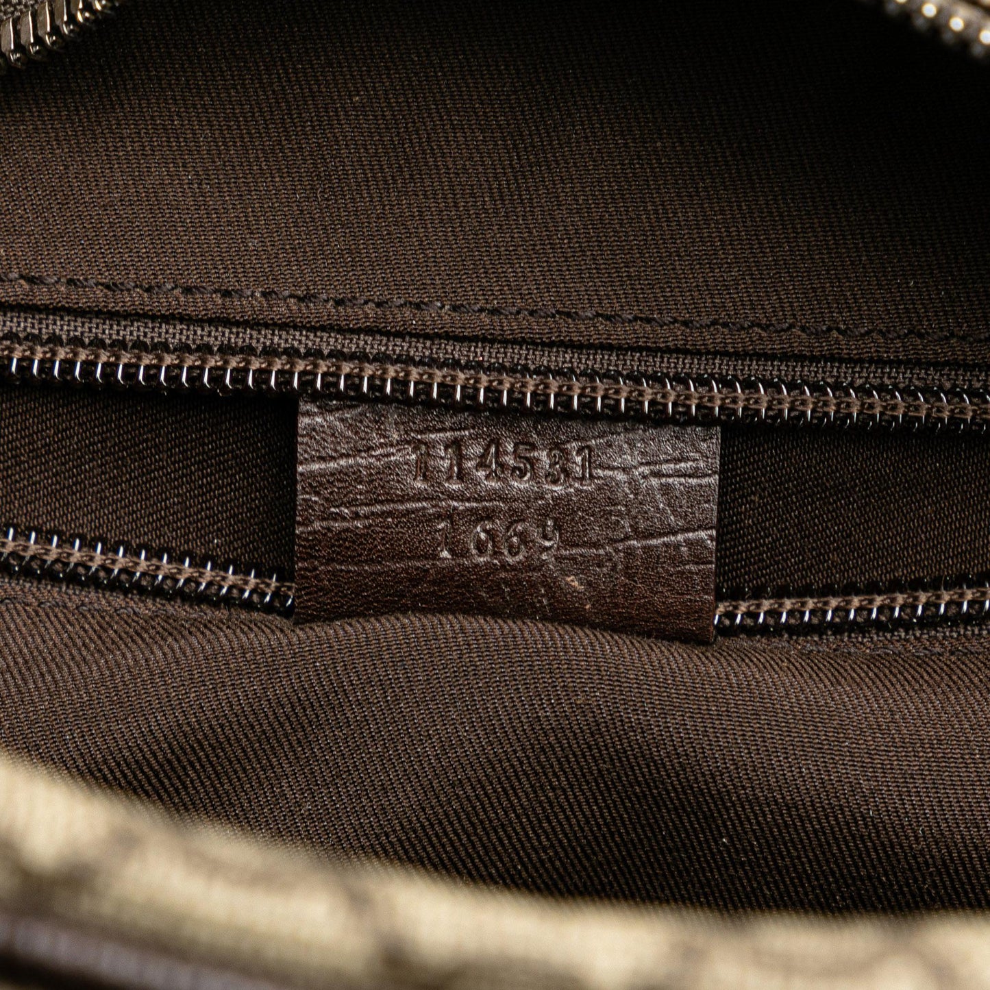 Gucci GG Supreme Crossbody Bag (SHG-WzCVPV)