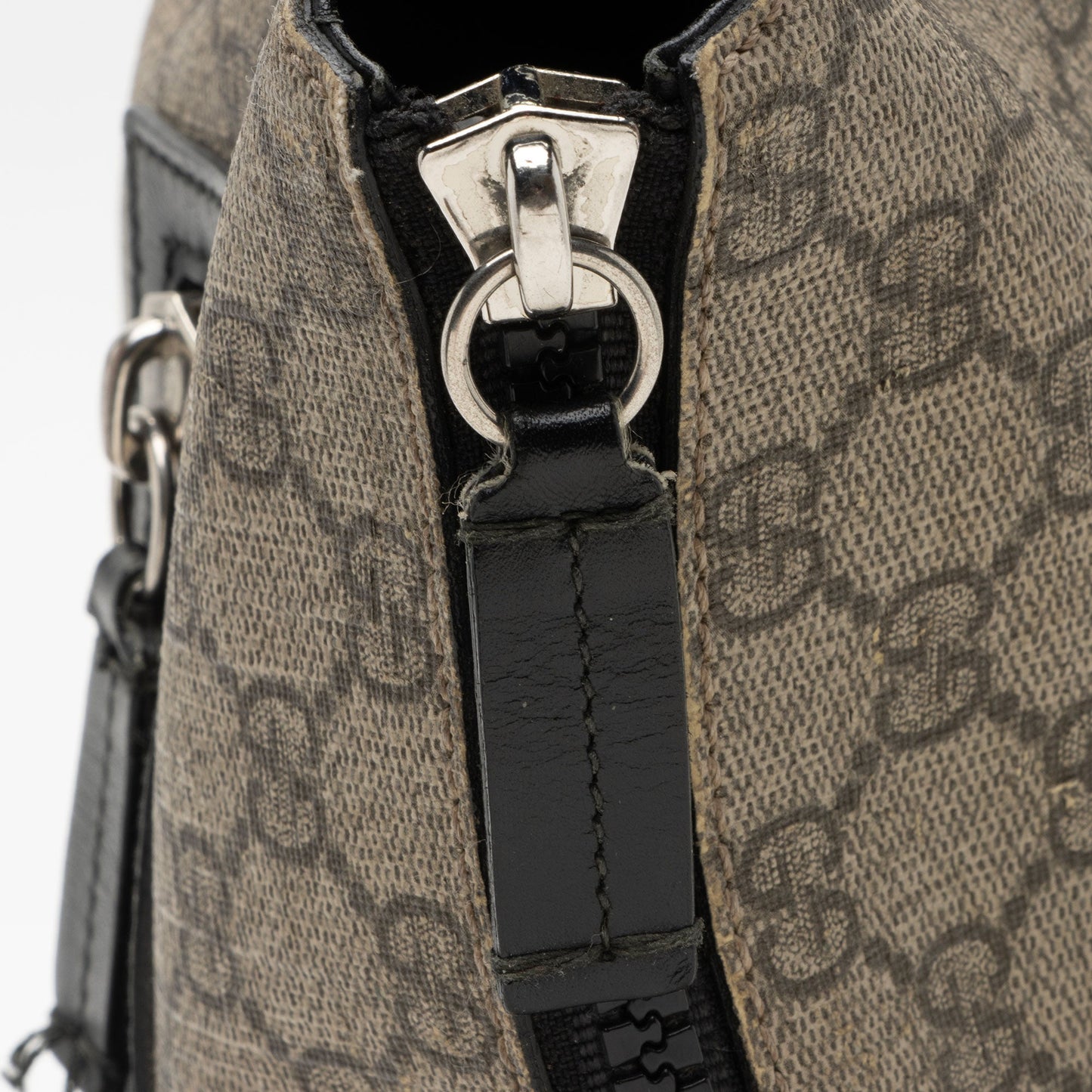 Gucci GG Supreme Flat Front Zip Messenger (SHF-7C0ZEs)