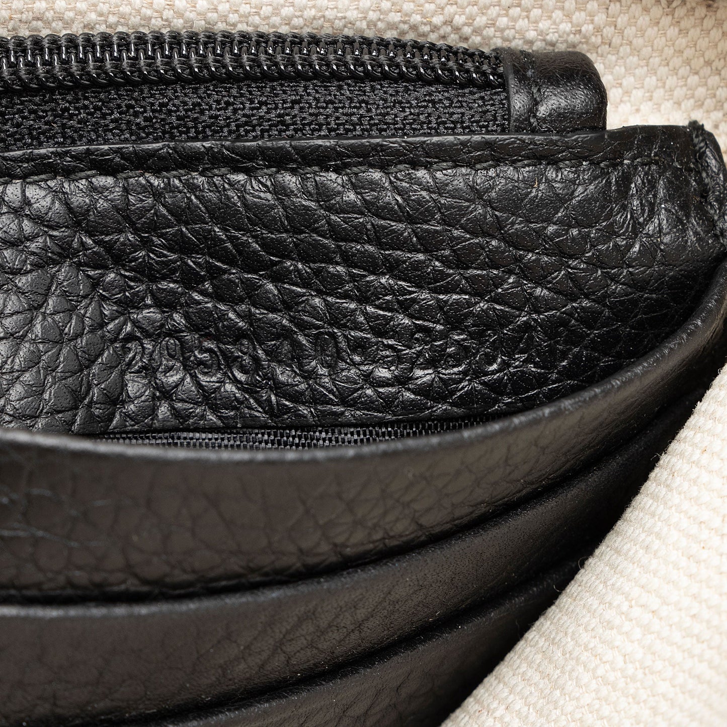 Gucci Leather Soho Wristlet (SHF-tCQd7D)